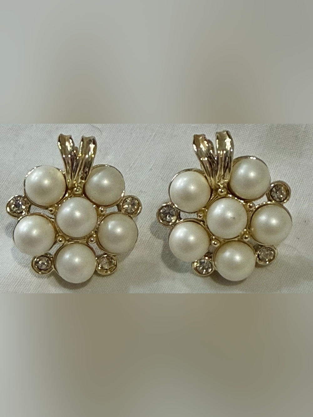 Sarah Coventry  Faux Pearl & Rhinestone Cluster Clip on ear rings - signed
